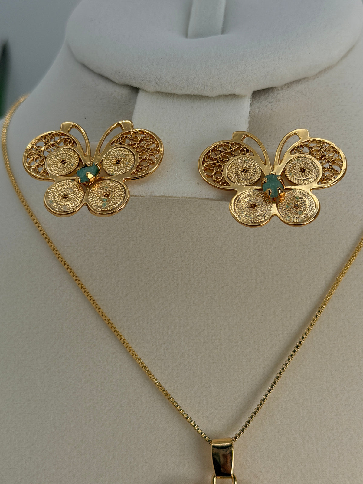 Handmade Filigree Flower Jewelry Set with Raw Emerald (Murralla) – 24K Gold Plated Bronze